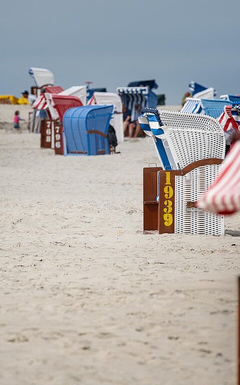 Strandkorb am Juister Strand bei zugezogenem Himmel während einer Kur auf Juist erleben