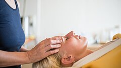 Frau bei Thalasso und Wellness Anwendung auf Juist