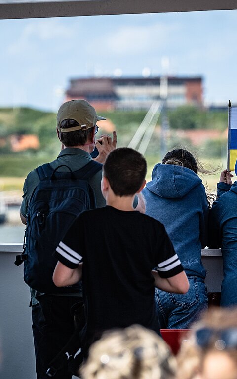 Anreise nach Juist mit der Inselfähre in Richtung Hafen