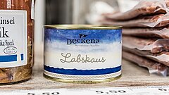 Große Auswahl an norddeutschen und regionalen Lebensmitteln und Gerichten auf Juist, Feinkost aus lokalen Betrieben in Ostfriesland, eine Dose in einem Regal