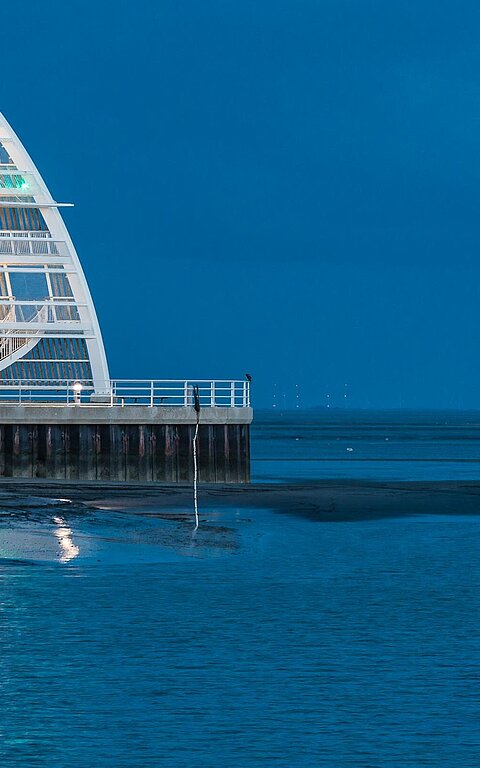 Seezeichen im Hafen auf Juist bei Hochwasser am Abend