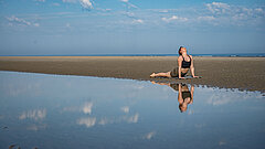Frau macht Yoga am Strand auf Juist