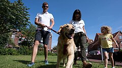 Urlaub mit Hund Mann mit Hund auf Juist