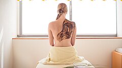 Thalasso Behandlung auf Juist bei einer sitzenden Frau