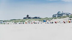 Blick auf den Ortskern von Juist vom Strand aus