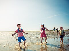 Kinder im Wattenmeer auf Juist