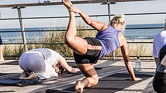 Yoga auf Aussichtsplattform am Strand auf Juist bei der Gesundheitswoche