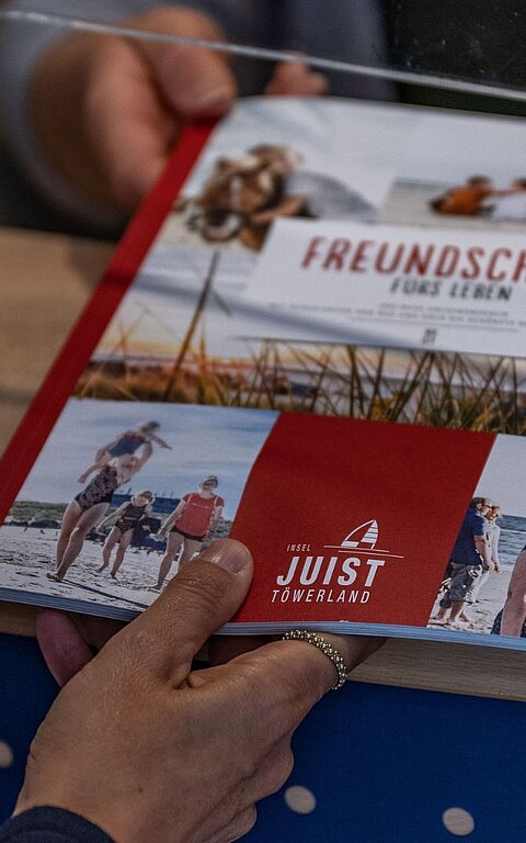 Kataloge und Informationsmaterial in den Tourist-Informationen auf Juist