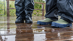 Herbsturlaub auf Juist - Nahaufnahme von Gummistiefeln im Regen