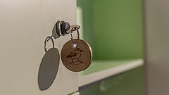 Detail in der Ausstellung innen im Nationalpark-Haus auf Juist, Schlüssel mit Anhänger mit Logo des Nationalpark-Haus in einem schloss an einem Gepäckfach