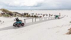 Solarbetriebener Rollstuhl am Juister Strand für barrierearmes Reisen an der Nordsee