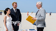 Strandtrauung auf Juist - Paar und Standesbeamter