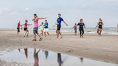 Strandsport auf Juist direkt an der Wasserkante mit einer Gruppe von Gästen