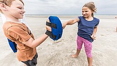 Kinder beim Kinderprogramm auf dem Strand auf Juist