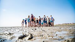 Wattwanderung auf Juist in der Entfernung