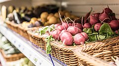 Radieschen in einem Regal in einem Einkaufsladen auf Juist