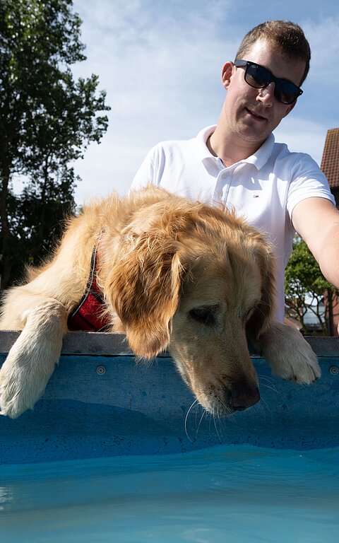 Urlaub mit Hund Mann mit Hund auf Juist