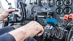 Anreise mit dem Flugzeug nach Juist, Detailaufnahme der Technik im Cockpit