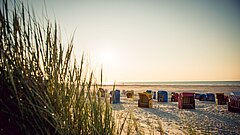 Strand und Strandkörbe am Abend auf Juist