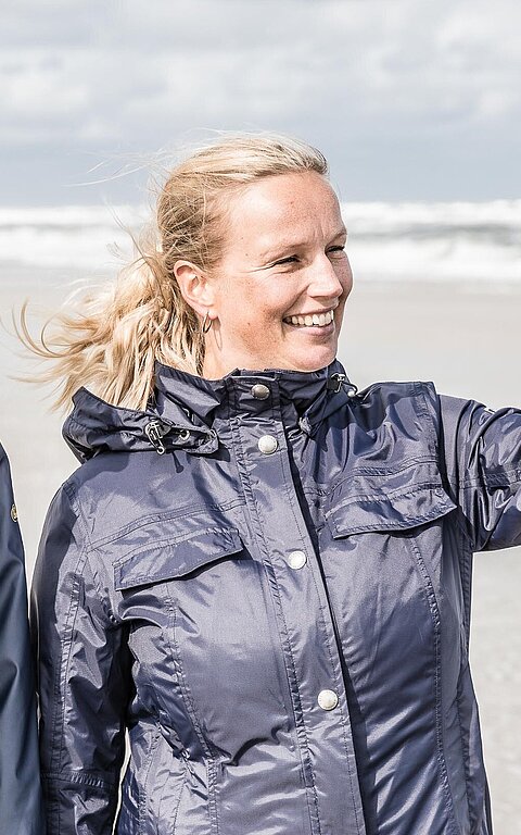 Paar am Juister Strand an der Wasserkante genießt Thalasso-Effekt der Nordsee