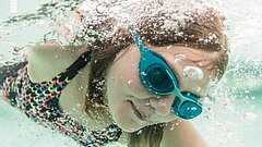 Mädchen im Schwimmbad auf Juist