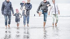 Mehr-Generationen-Familie beim Familienurlaub auf Juist am Strand