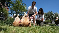 Urlaub mit Hund Mann mit Hund auf Juist