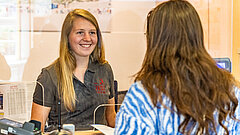 Beratung in der Tourist-Information auf Juist mit zwei Frauen