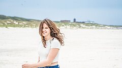 Frau am Strand bei der Gesundheitswoche