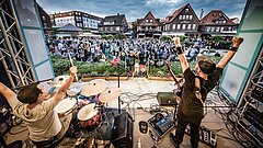 Konzert auf der Bühne auf dem Kurplatz auf Juist