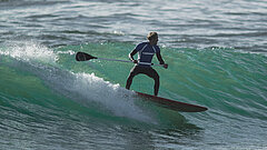 Surfer auf einer Welle auf der Nordsee