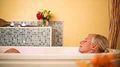 Frau bei Thalasso und Wellness Anwendung auf Juist