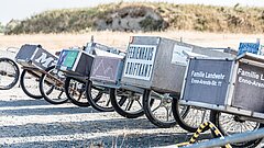 Anreise nach Juist mit Gepäck vom Hafen in den Ort mit Handkarren