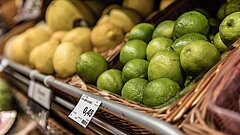 Limetten und Zitronen in einem Regal in einem Einkaufsladen auf Juist