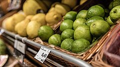 Limetten und Zitronen in einem Regal in einem Einkaufsladen auf Juist