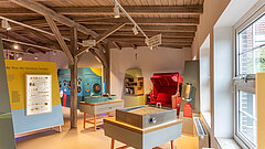 Ausstellung innen im Nationalpark-Haus auf Juist, Blick vom Eingang auf die Exponate und Ausstellungsstücke