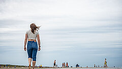 Frau am Strand auf Juist