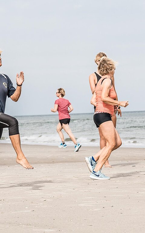 Gruppe beim Strandsport auf Juist mit verschiedenen Gesundheitskursen an der Nordsee