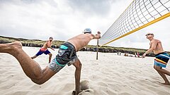 Defensive bei einem Volleyball Turnier des Strandsports auf Juist, einem beliebten Wettkampf