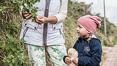 Kind entdeckt die Natur auf Juist