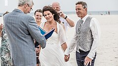 Strandhochzeit auf Juist Paar bei der Trauung