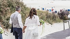 Hochzeit auf Juist - Strandtrauung - Detail Ehepaar von hinten am Strandabgang auf Juist