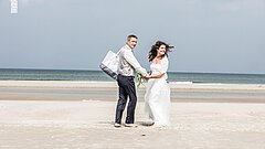 Strandhochzeit auf Juist Paar barfuß am Strand auf Juist