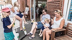 Familie isst Eis auf Juist