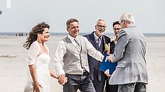 Strandhochzeit auf Juist Paar bei der Trauung