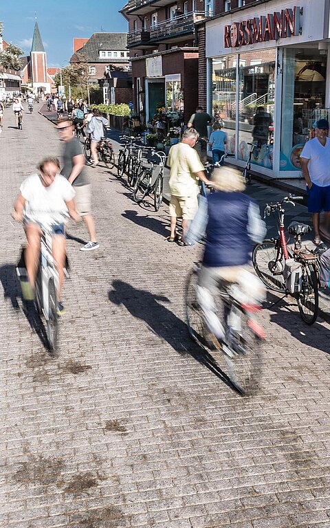 Wilhelmstraße auf Juist mit zahlreichen Geschäften