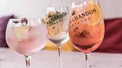 Farbenfrohe Drinks in einer Bar auf Juist