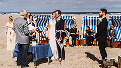 Strandtrauung auf Juist - Paar mit Gästen und Standesbeamten am Strand