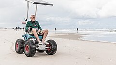 Solarbetriebener Rollstuhl am Juister Strand für barrierearmes Reisen an der Nordsee