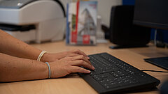 Beratung am Computer durch das Team der Tourist-Information auf Juist